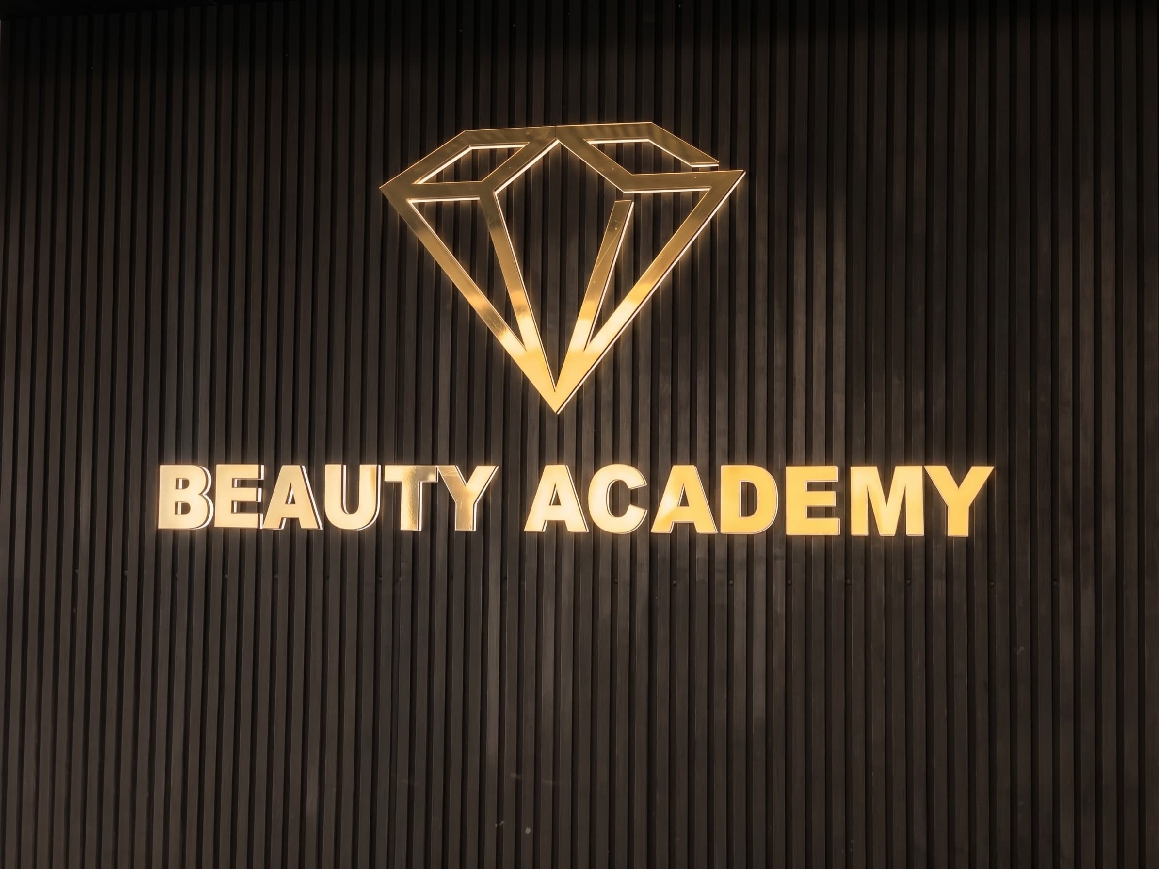 Beauty Academy: Messing-Fräsbuchstaben, hinterbeleuchtet