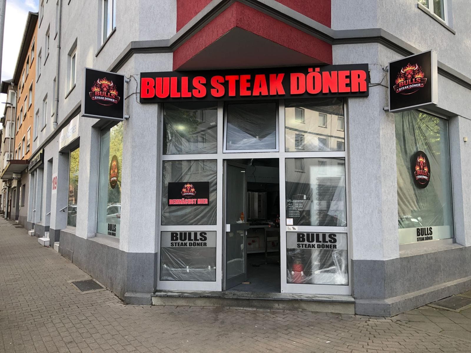 Bulls Steak Döner: LED-Leuchtkasten & Schaufensterfolierung
