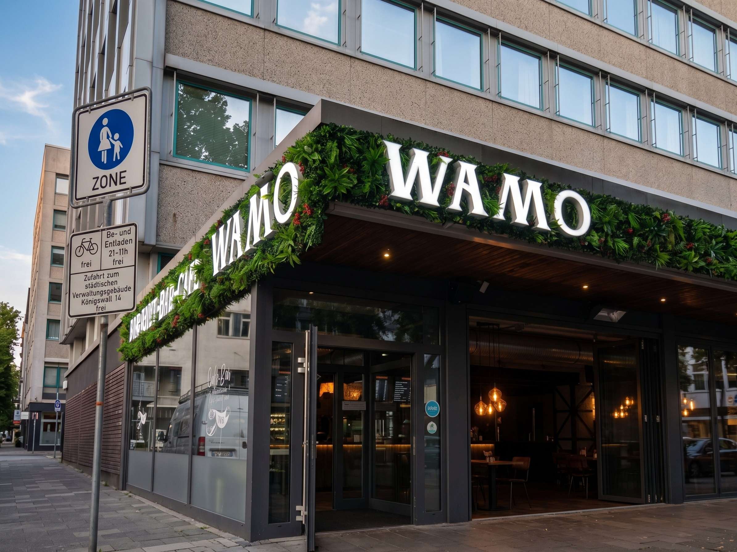 WAMO Restaurant: LED-Profilbuchstaben & Pflanzenfassade